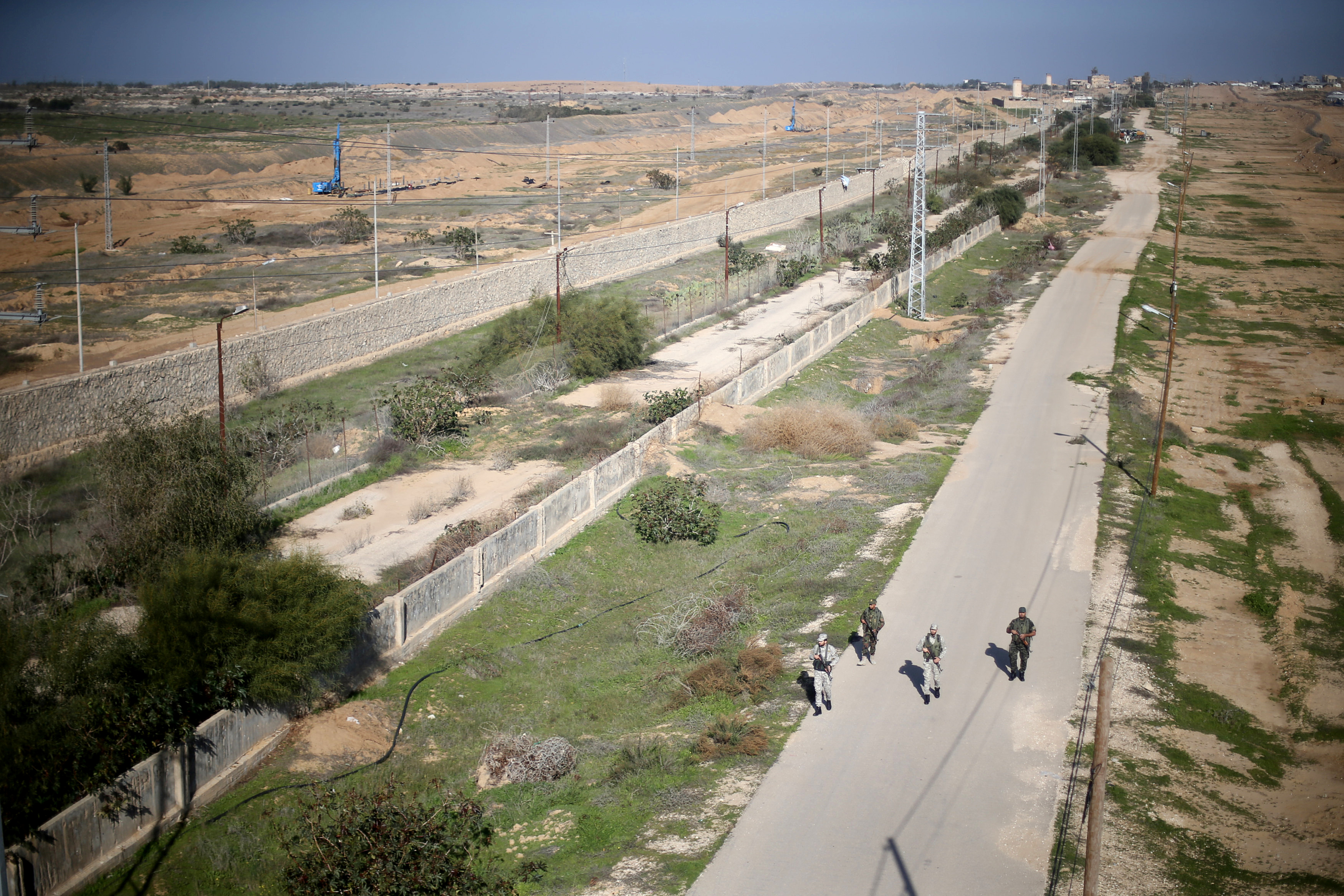 صحيفة بريطانية عن مسؤولين مصريين: "إسرائيل" تعتزم السيطرة على حدود غزة مع مصر