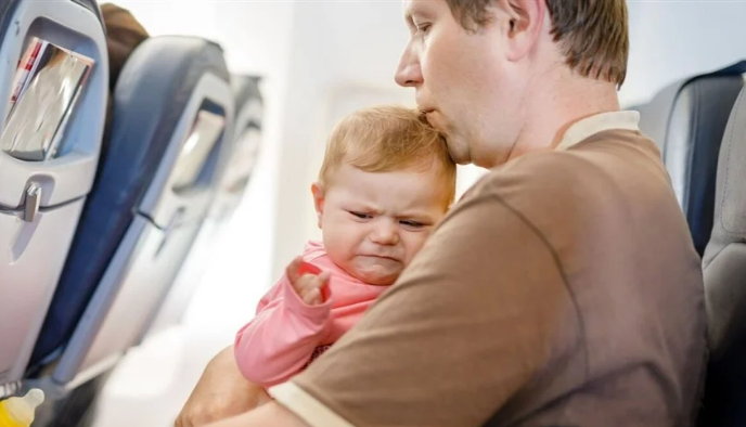حيل لتهدئة الأطفال في الطائرة أثناء الإقلاع والهبوط  ..  جربيها