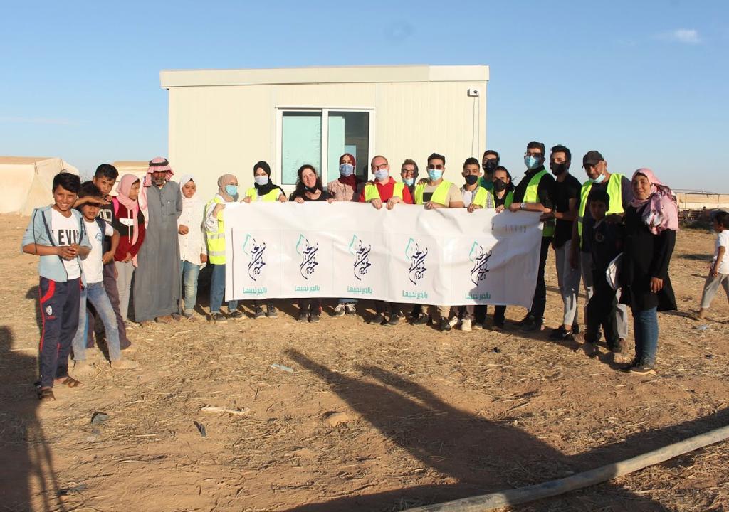 طلبة جامعة فيلادلفيا يقومون بمبادرة الغرفة الصفية في مخيم خديجة / محافظة المفرق