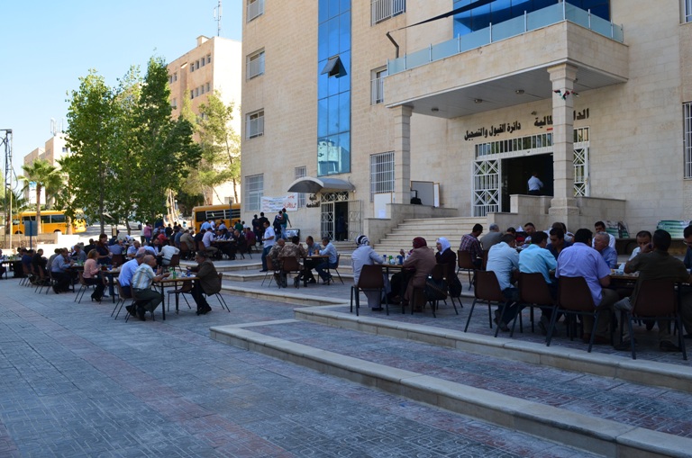 رئيس هيئة المديرين جامعة عمان الأهلية الدكتور أحمد الحوراني يقيم مأدبة غداء للعاملين في الجامعة