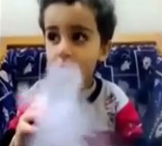 بالفيديو ..  عائلة تترك طفلاً في الثالثة من عمره يشرب "الأرجيلة" بشراهة