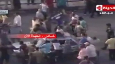  بالفيديو  ..  ملثمين مجهولين يرفعون علم "القاعدة" بشارع رمسيس