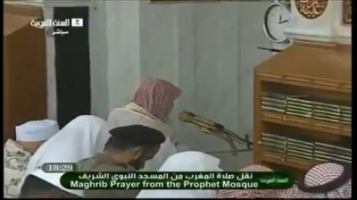 لتجديد الوضوء ..  شاهد بالفيديو: الشيخ علي الحذيفي يقطع صلاة المغرب في المسجد النبوي