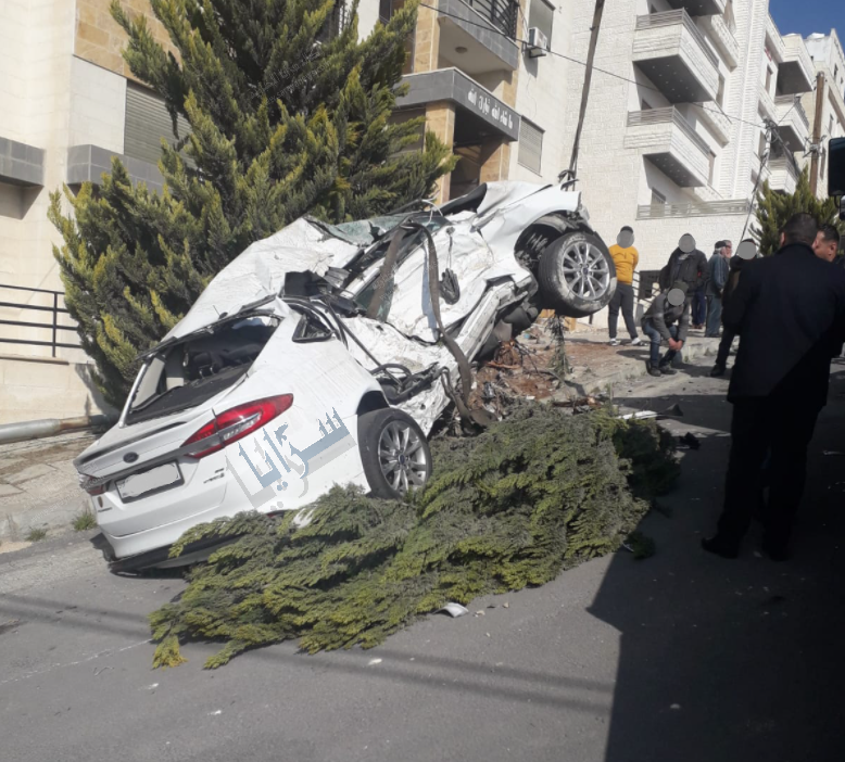 بالصور  ..  حادث تدهور مروع لمركبة في شفا بدران