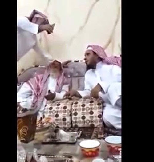 بالفيديو: سعودي يعقد قرانه عبر الجوال!