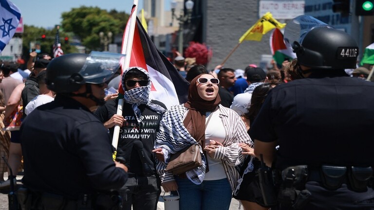 بالفيديو ..  اشتباكات عنيفة في لوس أنجلوس بين مؤيدين لفلسطين وأخرين يدعمون الحرب على غزة