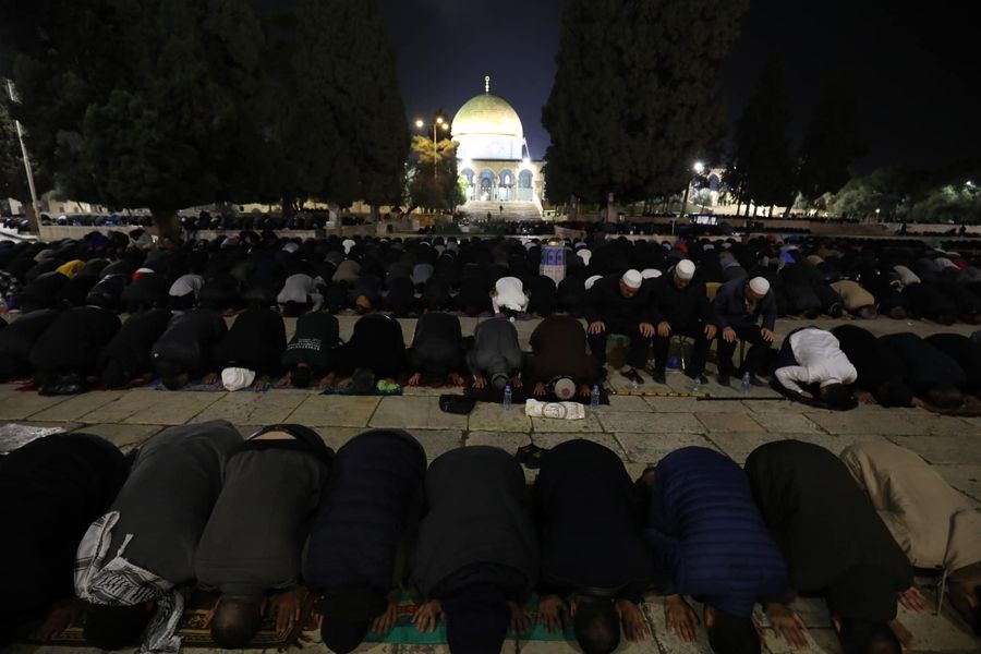 في ليلة الخامس من رمضان ..  50 الف مصلٍ يؤدون صلاتي العشاء والتراويح في المسجد الأقصى المبارك