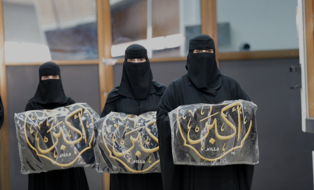 لأول مرة ..  المرأة السعودية تشارك في مراسم تغيير كسوة الكعبة المشرفة