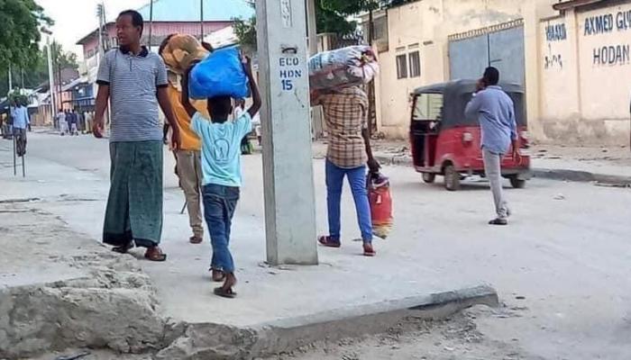 بالصور  ..  نزوح جماعي في مقديشو ..  فرار من نيران "التمديد"