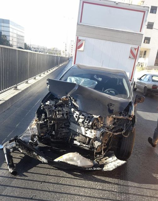 ازمة مرورية خانقة في شارع الجامعة الأردنية نتيجة حادث صدم مركبة بالجزيرة الوسطية