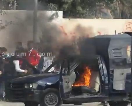 بالفيديو  ..  طلاب " الإخوان المسلمين " المحظورة يحرقون سيارة شرطة أمام مدينة جامعة الأزهر