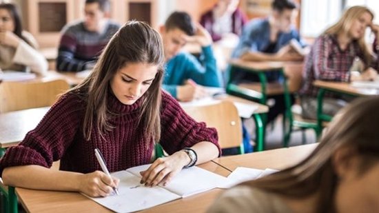 كلمات أغنية شهيرة محور امتحان في دولة عربية ..  كيف علّقت الجامعة؟