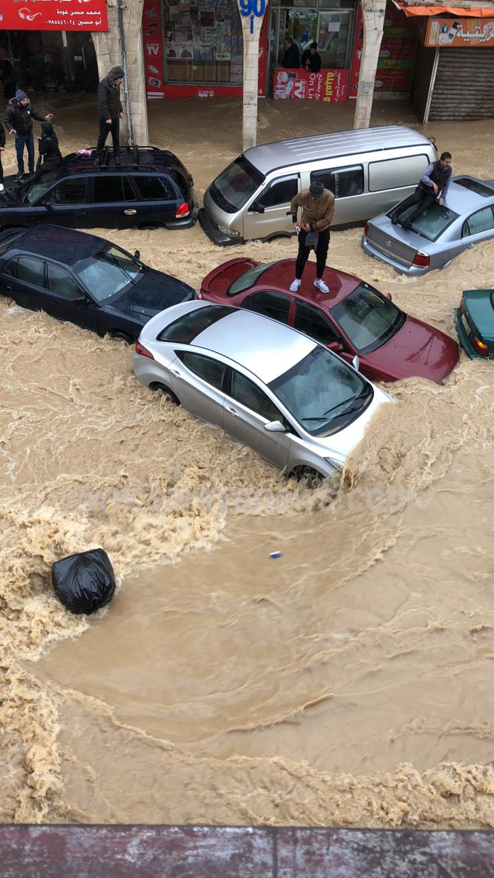 بالفيديو  .. عمان بتغرق والحكومة في لندن 