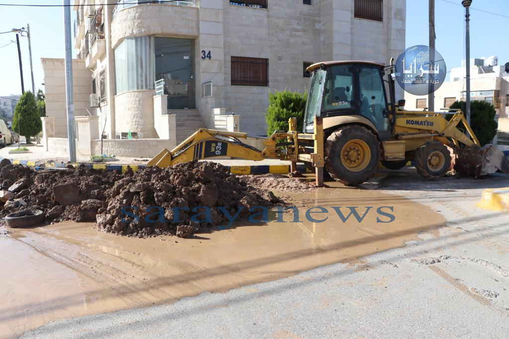 بالصور : مياه اليرموك تقوم بحفر شارع لم يمضي على تزفيته عام