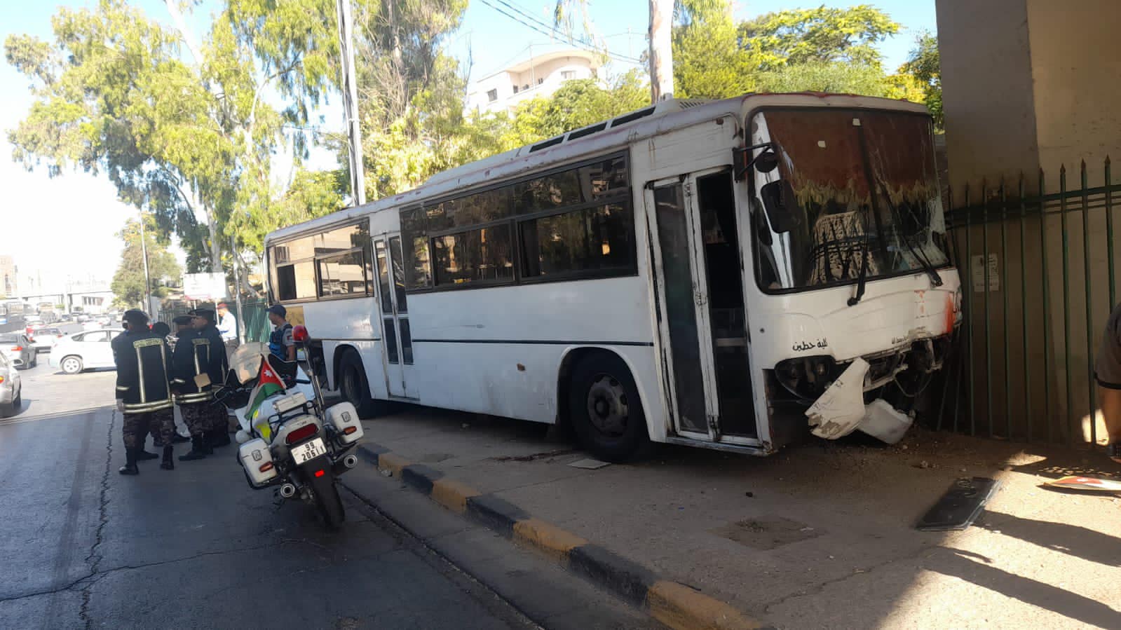 5 إصابات احداها بليغة نتيجة انقلاب حافلة في وسط البلد 