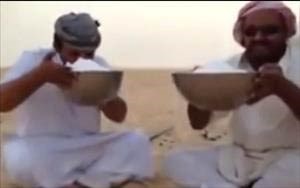 بالفيديو ..  سعوديان يشربان حليب إبل الصحراء ساخرين: "وين كورونا"