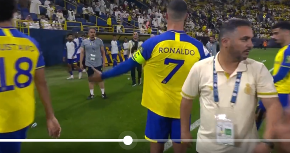 رونالدو ينفعل على الطاقم التدريبي لفريقه في مباراة النصر ضد الوحدة ..  (فيديو)