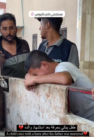طفل يبكى والده الذي ارتقى في قصف للاحتلال على خانيونس -فيديو 