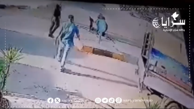  بالفيديو  ..  سقوط شاب في شبكة تصريف مياه في شارع الثلاثين - اربد 