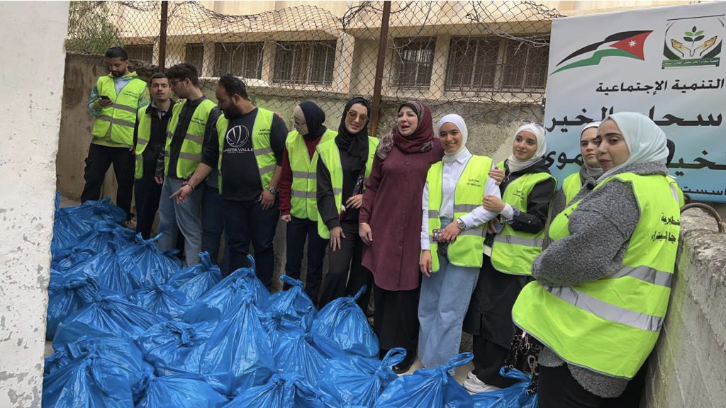 جامعة البترا تنفذ حملة خيرية بالتعاون مع جمعية "سحاب الخير" في جبل النصر