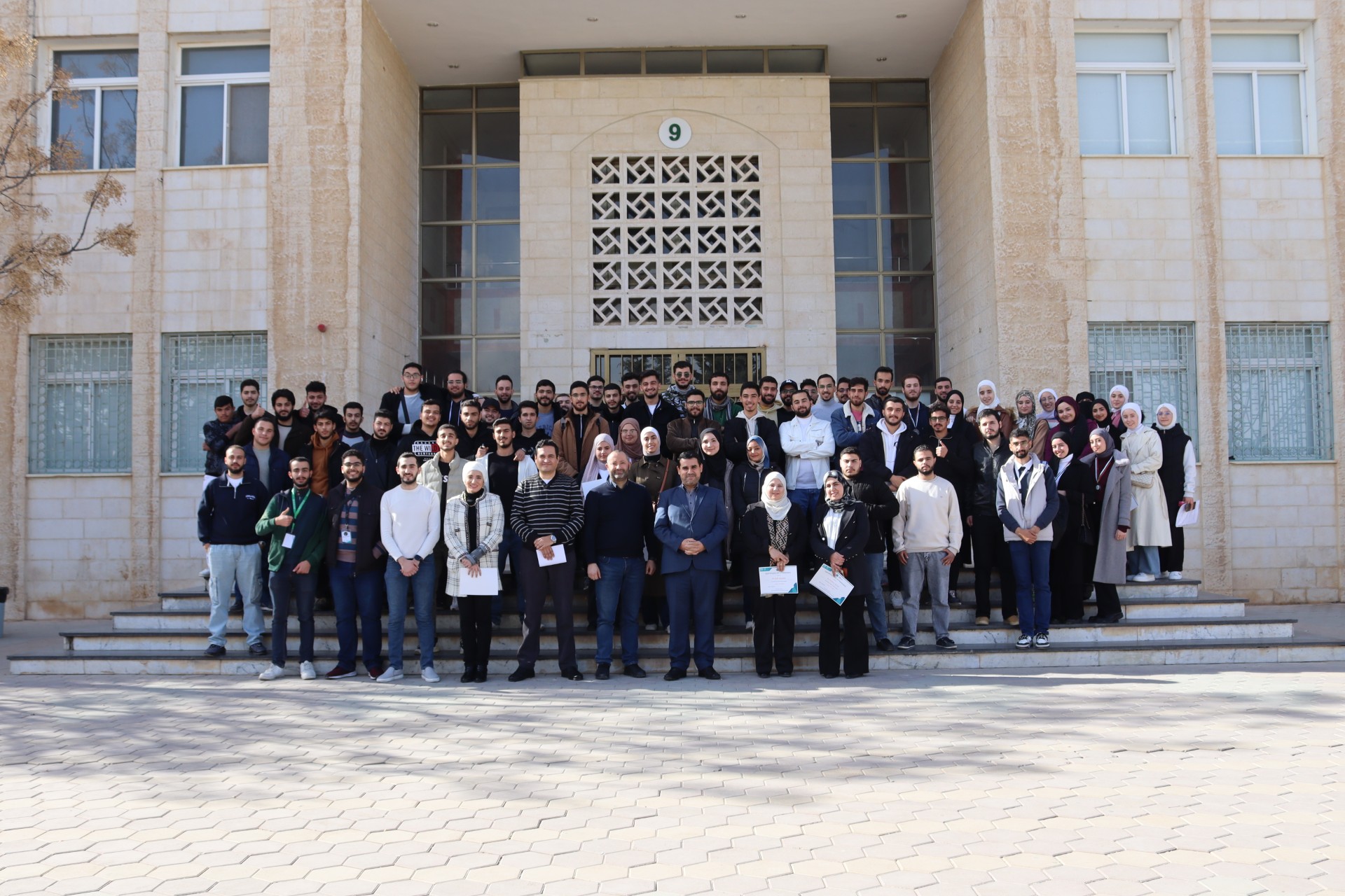 كلية العلوم وتكنولوجيا المعلومات في جامعة الزيتونة تنظم فعالية "ساعة برمجة العالمية" لعام 2024