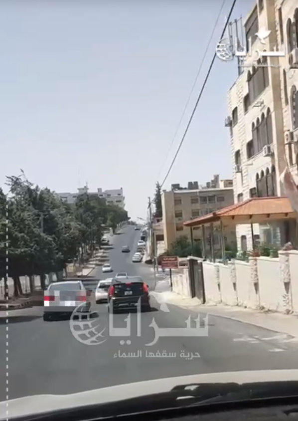 بالفيديو ..  كاد أن يتسبب بحادث مروع ..  سائق يتجاوز المركبات بصورة خطرة في أحد شوارع عمّان 