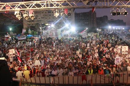 بالفيديو ..  لحظة محاولة اقتحام ميدان ''رابعة'' فجر اليوم