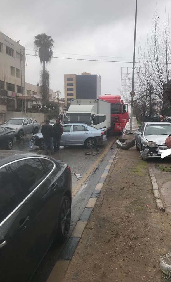 أزمة مرورية خانقة إثر تصادم 6 مركبات على دوار الشعب باتجاه الدوار الثامن