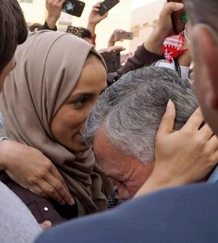 صورة للملك وإحدى طالبات الجامعة الهاشمية تثير مواقع التواصل الاجتماعي 