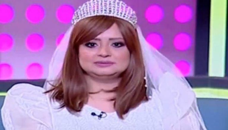 "لا حرج اذا طلبت المرأة من الرجل الزواج"  ..  مذيعة مصرية تقدم برنامجها بفستان زفاف وتطلب عريسا (فيديو)