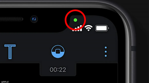 ماذا تعني النقطتان الخضراء والصفراء في الآيفون؟