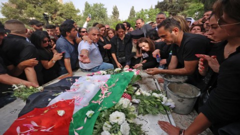 "سلميلي على صدام حسين" ..  صلاة الجنازة على "ابو عاقلة" تشغل منصات الأردنيين 