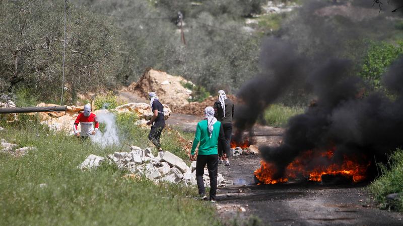 إصابة الوزير شعبان وعدد من الفلسطينيين بمواجهات مع الاحتلال ومستوطنيه في الضفة 