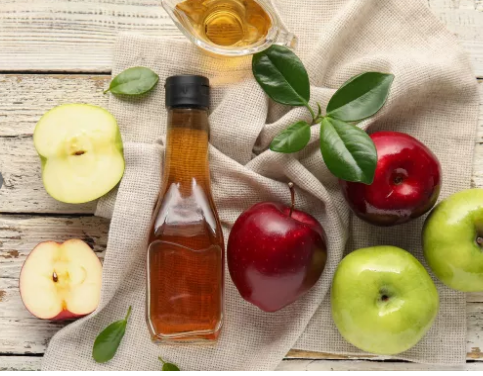 ما فائدة خل التفاح مع الماء على الريق؟ وهل من الآمن شرب خل التفاح يوميًا على الريق مع الماء؟