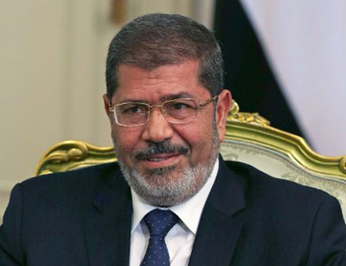 مرسي لا يزال في عهدة الجيش واستعدادات لتسليمه إلى الشرطة