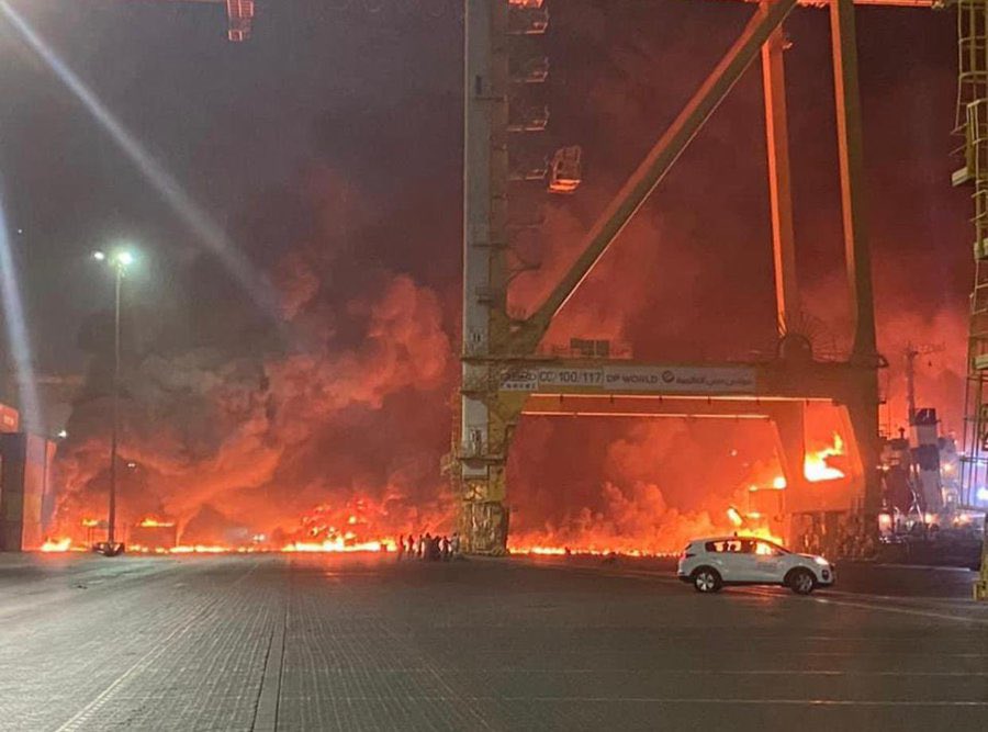 بالفيديو : انفجار في سفينة راسية قبالة جبل علي في دبي