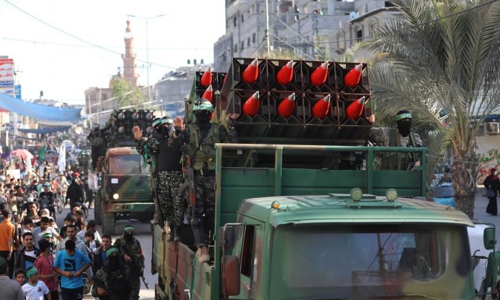 بالفيديو  ..  كتائب القسام تعرض صواريخ "عياش" وطائرات دون طيار في عرض عسكري بغزة 