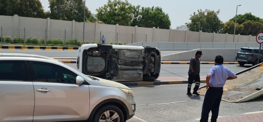 تدهور مركبة على شارع بدر في عجمان