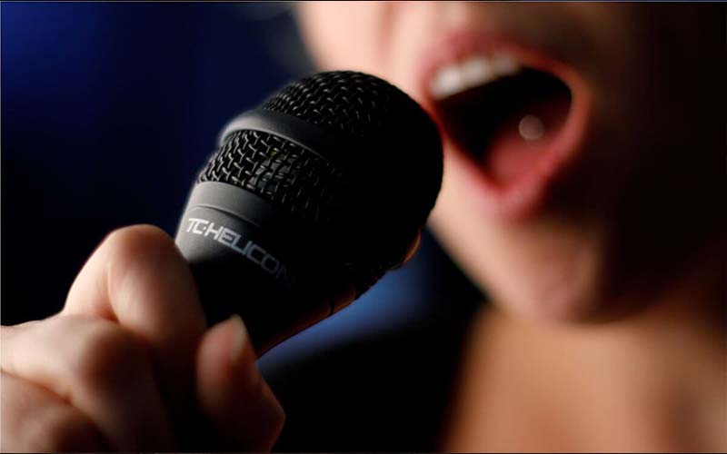 تفسير حلم الغناء في المنام وعلاقته بالخسارة المادية والمصائب