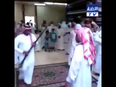 بالفيديو ..  سعودي يطلق النار احتفالاً داخل صالة أفراح ويُسقِط السقف !!