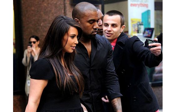 Kanye WEST يحجز ملعب بيسبول ويطلب يد Kim Kardashian