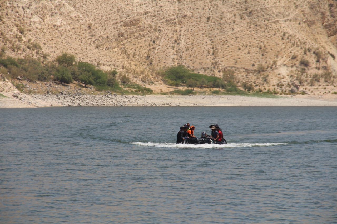 بالصور  ..  انقاذ شخص عَلِقَ أعلى مقطع صخري بمحافظة إربد 