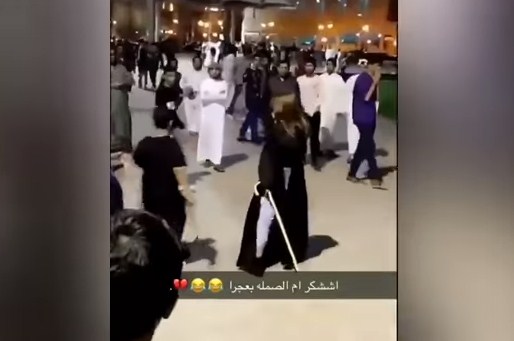 فيديو صادم  ..  تحرش جماعي بفتاة في الرياض 