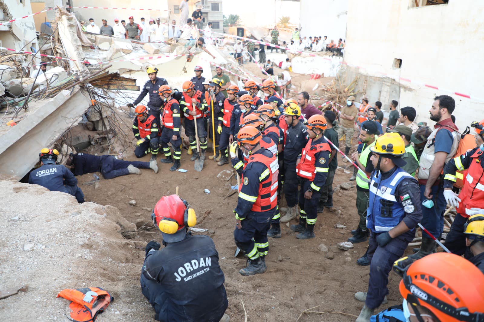 "الأمن العام" تنشر صورًا لفريق البحث والإنقاذ الأردني أثناء عملهم لمساعدة الليبين المتضررين جراء الفيضانات