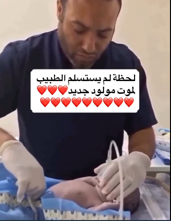 لحظة لم يستسلم الطبيب لموت مولود جديد !