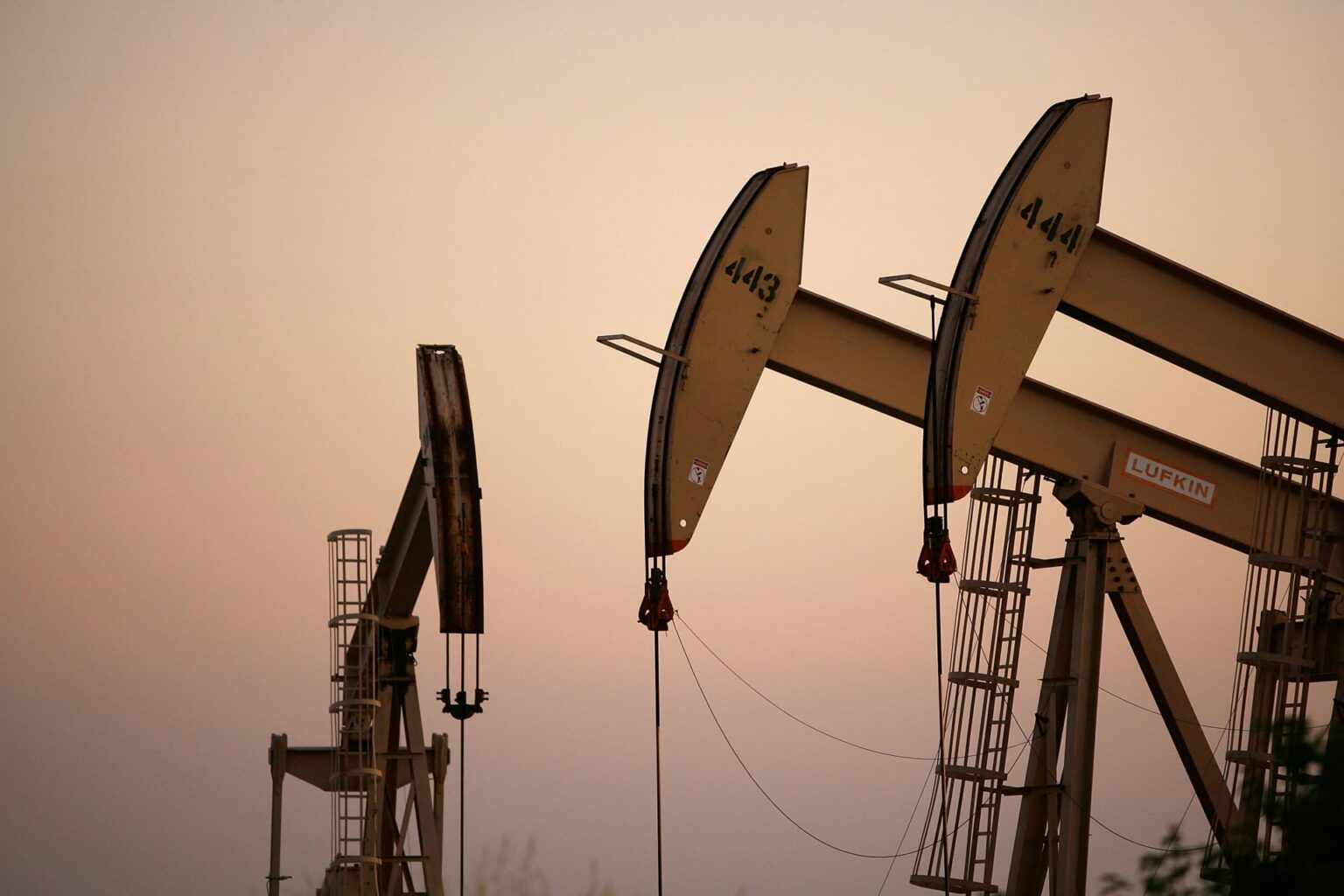 النفط يرتفع بفضل توقعات خفض الفائدة الأمريكية
