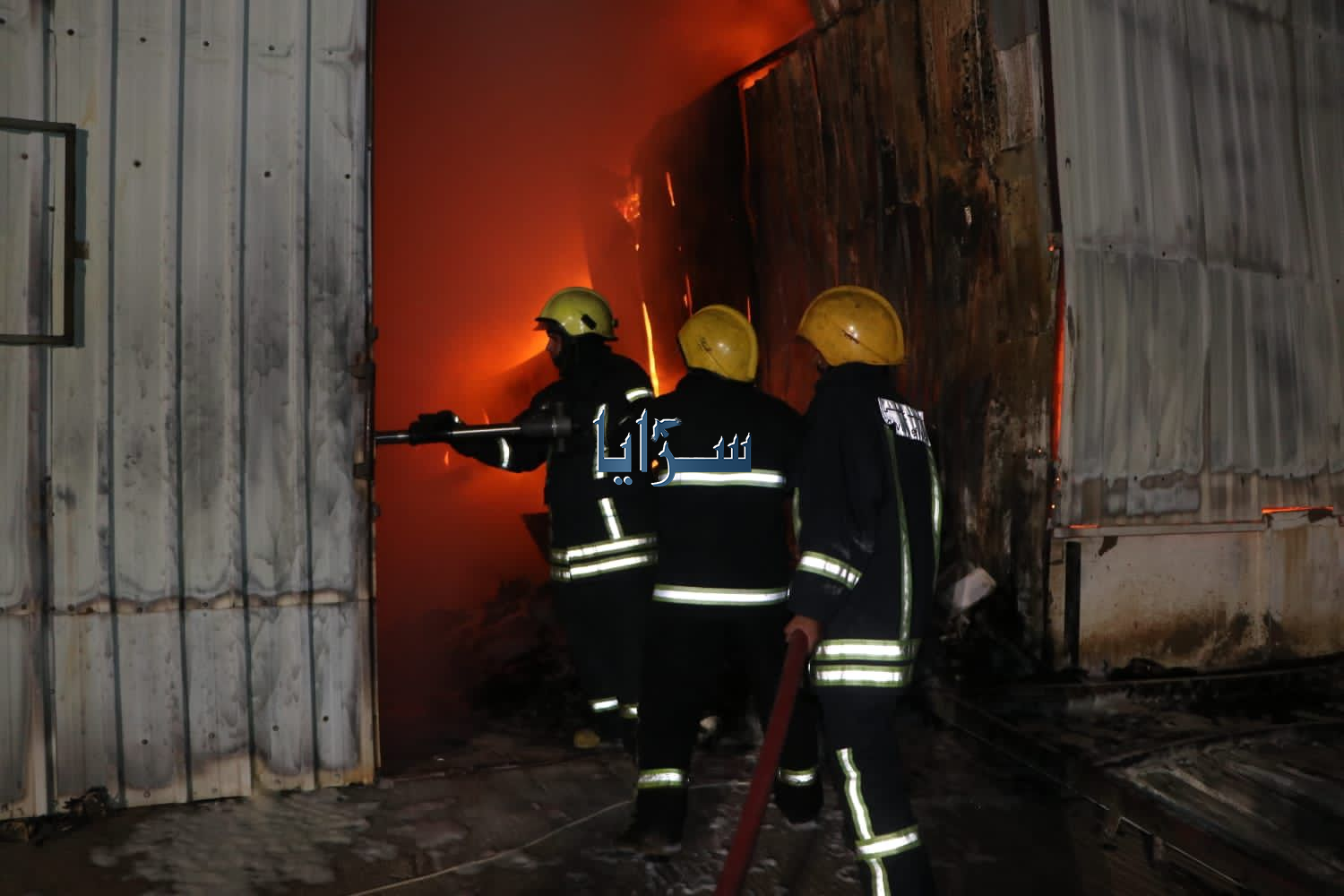 لا اصابات نتيجة الحريق ..  الدفاع المدني يخمد حريق عدد من مستودعات الالبسة والاحذية في محافظة العقبة(فيديو وصور )