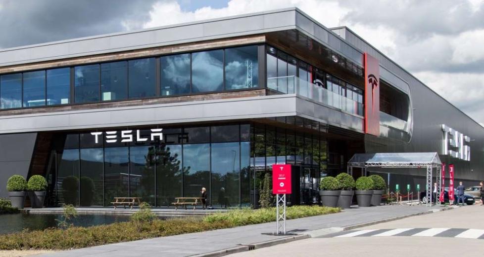 سهم "Tesla" يهبط بعد خطة لتسريح 7% من موظفيها  ..  "تفاصيل"