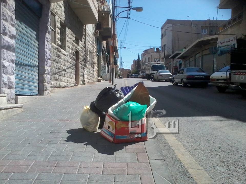 بالصور : "شوارع الكرك نفايات بلا حاويات"