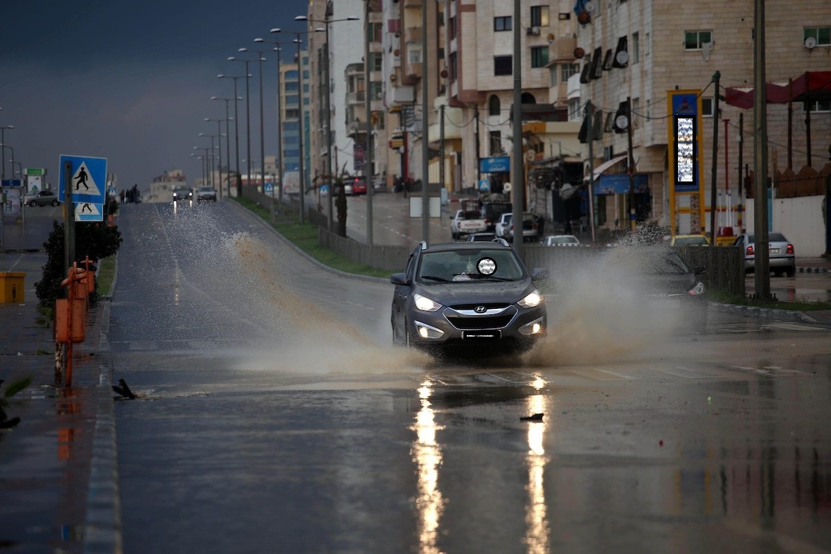 خبير مروري يحذر: القيادة خلال المنخفضات الجوية تتطلب إجراءات خاصة لتجنب الحوادث